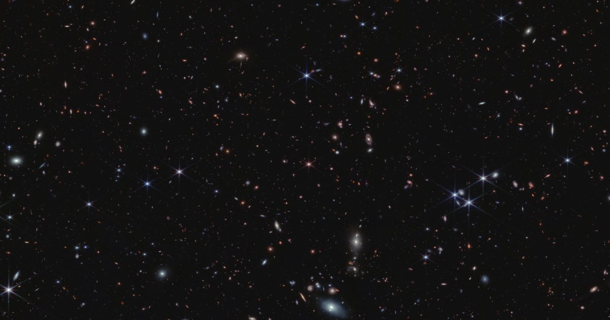 Imagen NIRCam del JWST del cuásar J0100+2802, un agujero negro supermasivo ultraluminoso del universo temprano, rodeado de miles de galaxias tenues.