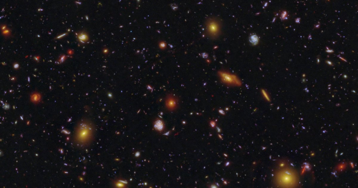 Imagen compuesta del Hubble y el JWST que muestra la pequeña galaxia primitiva MXDFz4.4, la cual despejó una burbuja de hidrógeno neutro durante la Era de la Reionización, 1.400 millones de años tras el Big Bang.