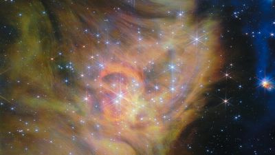 Imagen en infrarrojo cercano de la región de formación estelar IC 348 en Perseo, captada por la cámara NIRCam del telescopio espacial James Webb, con nubes de gas y polvo, estrellas brillantes y chorros de protoestrellas.